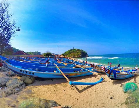 Perahu nelayan di Pantai Drini - LiburMulu.Com