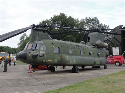 Boeing CH-47 Chinook - Photos - English