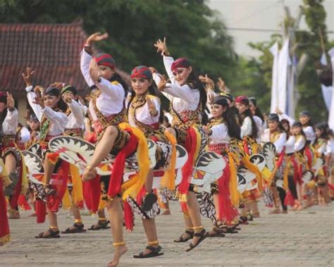 8+ Tarian Jawa Timur : Sejarah, Properti, Pola Lantai dan Gerakan