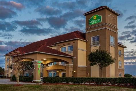 La Quinta Inn & Suites by Wyndham Angleton | Angleton, TX Hotels