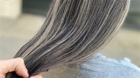 A Hairstylist Explains Why Women Are Increasingly Identifying With Herringbone Highlights