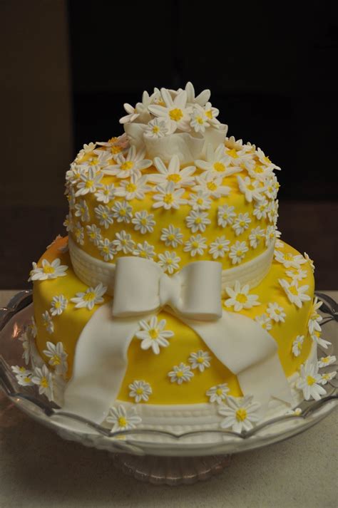 Daisy Cake — Yellow/Orange | Daisy cakes, Girl cakes, Yellow birthday cakes