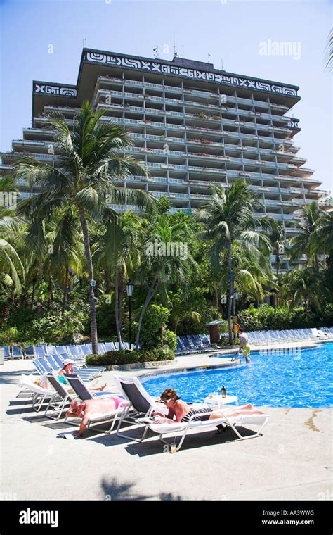 Fairmont Acapulco Princess Hotel and swimming pool, Acapulco, Guerrero ...