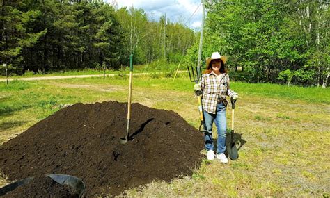 Rain's Kitchen and Garden!: Big Pile O' Dirt!