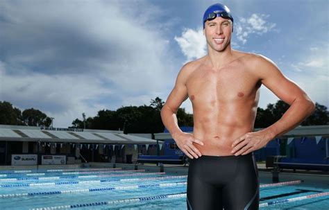 Natation: Bourré, le célèbre nageur Grant Hackett tord le téton d'un ...