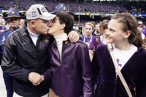 Friends and family of LSU head coach detail the quirky Les Miles they know