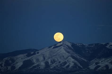 Yellow Moon Symbolism (Top 12 Meanings) - Give Me History