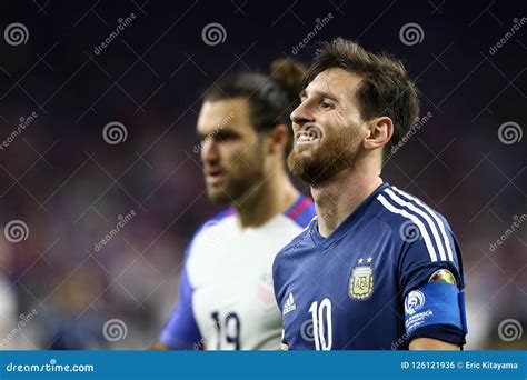 Lionel Messi smiles editorial photo. Image of hugin - 126121936