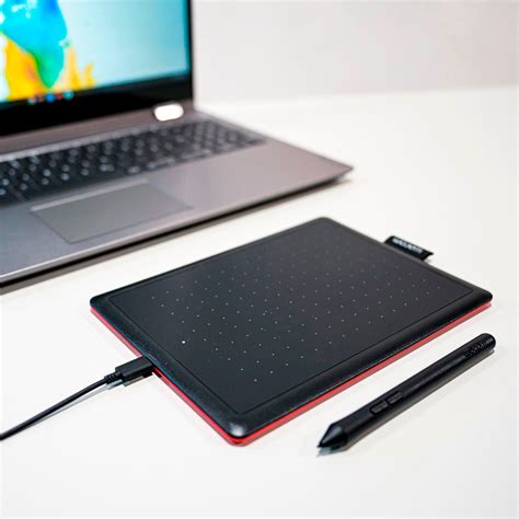 One by Wacom Student Drawing Tablet (small) – Works with Chromebook, Mac, PC Black/Red CTL472K2A ...