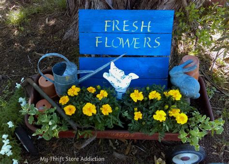 Little Red Wagon Garden and Repurposed Sign | My Thrift Store Addiction