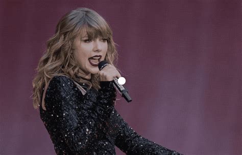 Taylor Swift Breaks the Internet, Delivers "Cringe" Speech - Inside the ...