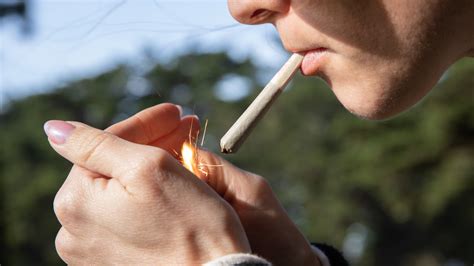 How To Light A Joint (Yes, There's A Right Way To Do It) | Weedmaps