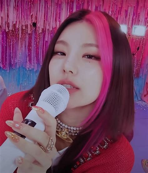 Yeji [LIVE] ITZY (있지) _ LOCO in 2022 | Itzy, Women, Kpop