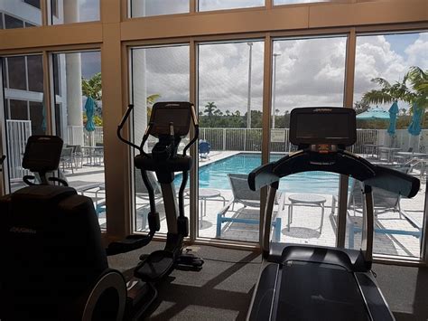 DoubleTree by Hilton Miami Doral Pool: Pictures & Reviews - Tripadvisor