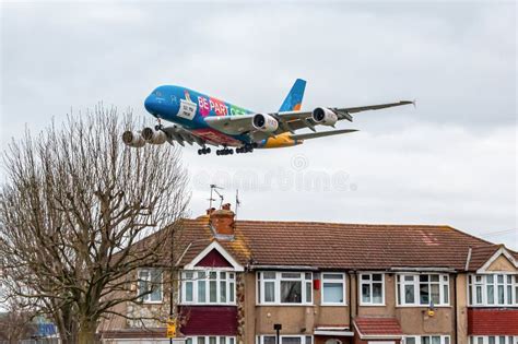 Emirates plane landing editorial stock image. Image of europe - 271359054