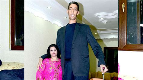 World's tallest man Sultan Kosen gets married - Moving to Canada I Indo ...