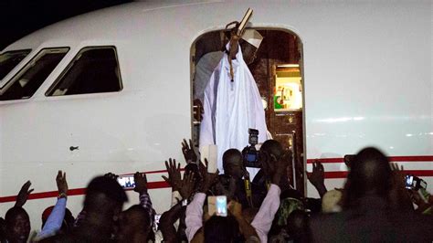 Gambian strongman Yahya Jammeh loots state coffers before going into exile