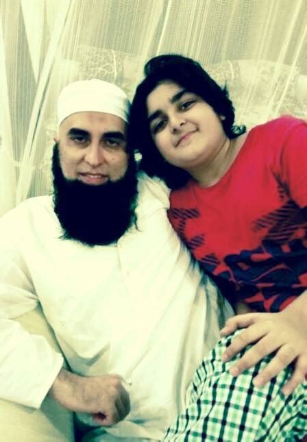 Junaid Jamshed With His Youngest Son Picture Viral On Net - Pakistan Images & Photos