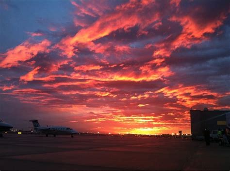 5pm sky over Philadelphia International. [2592x1936] skyart /u/xthepinballx : r/ArtJunkie