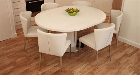 The Curva White Gloss Extending Dining Set seats 4 to 6 people meaning it is perfect for a ...