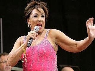 Shirley Bassey biography, birth date, birth place and pictures