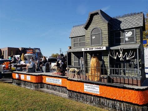 10 Best U.S. Small Towns to Visit for Halloween - TripsToDiscover | Small towns, Halloween town ...