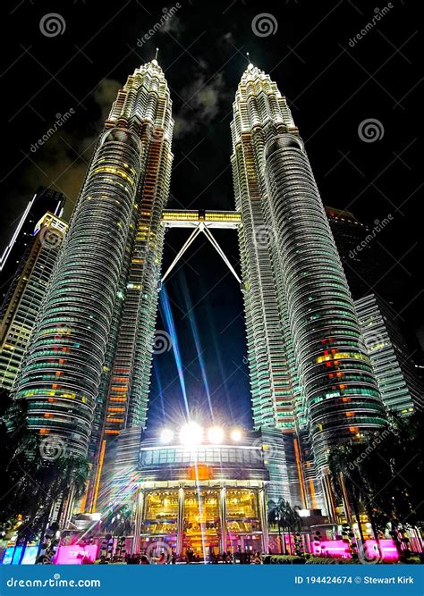 Night View of Petronas Towers Editorial Stock Image - Image of district ...