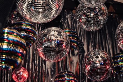 How to Host a Silent Disco Party: Everything You Need to Know – BlissLights