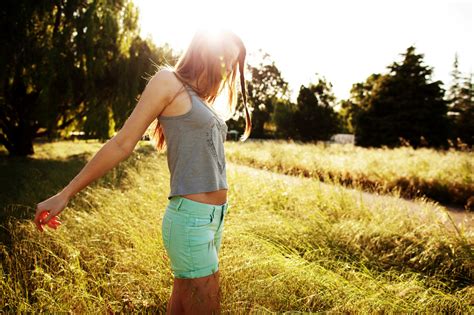 Wallpaper : sunlight, people, women outdoors, grass, spring, Person, autumn, flower, season ...