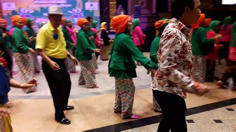 SELAYANG PANDANG LINE DANCE(choreograhed by Ema Ambunsuri/ULD SBY) - YouTube