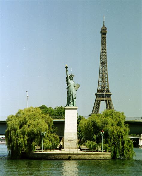 Miriam Girardot - Guia Brasileira em Paris : As réplicas da Estátua da Liberdade em Paris