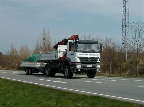 Von einer Baustelle kam dieser Mercedes-LKW mit Hänger als er mir am 26 ...