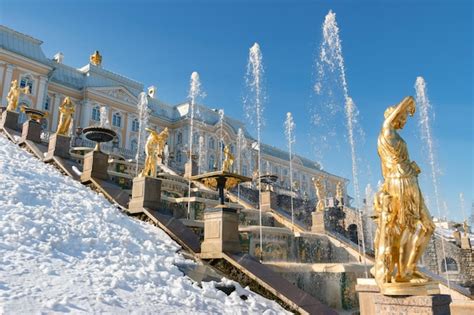 Premium Photo | Test launch of fountains in the peterhof palace and ...