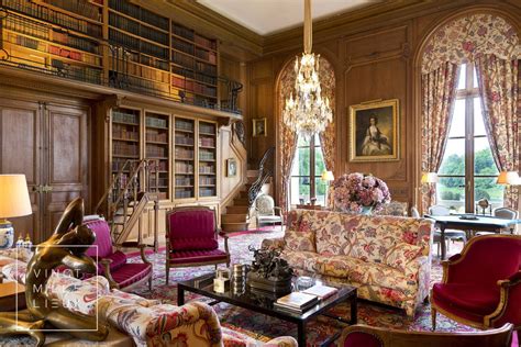 Dans un sublime château de 1900, très belle bibliothèque ancienne, située à l'ouest de Paris ...