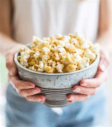 Salted caramel coconut popcorn - Choosing Chia