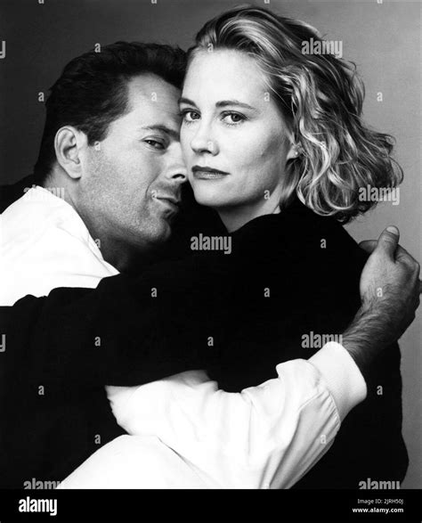 BRUCE WILLIS, CYBILL SHEPHERD, MOONLIGHTING, 1985 Stock Photo - Alamy