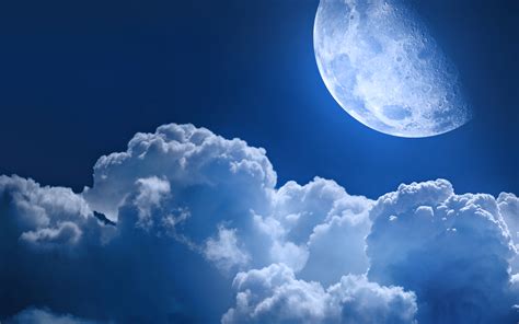 Moonlit Clouds: A Stunning 4K Ultra HD Wallpaper of Nature's Sky