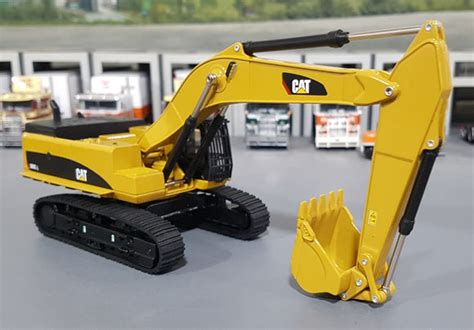 1/64 DIECAST MASTERS CAT 385L HYDRAULIC EXCAVATOR – TUFFTRUCKS SCALE MODELS