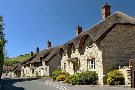 PHOTO: Thatched roof cottages in West Lulworth, Dorset, England