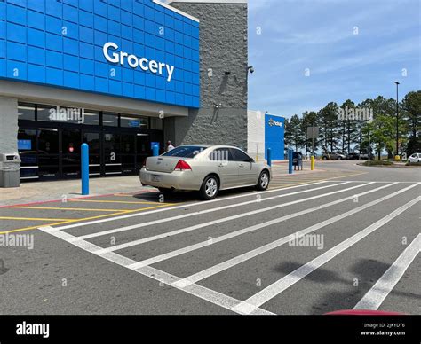 Grocery entrance storefront hi-res stock photography and images - Alamy