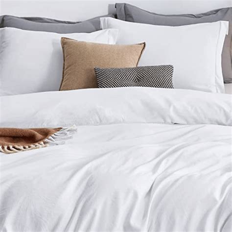 Duvet vs Comforter — Why A Duvet Is Superior to a Comforter for Airbnb | Floorspace