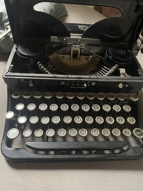 Royal portable typewriter model? Info in comments : r/typewriters