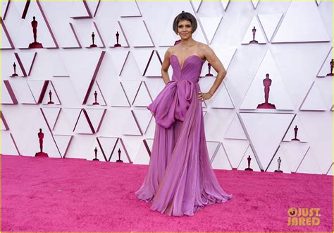 Halle Berry Chops Off Her Hair for Oscars 2021, Makes Red Carpet Debut ...