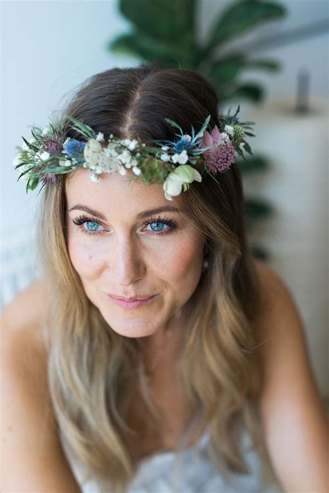 Så fin krans Flower Crown Wedding, Wedding Flowers, Boquette Wedding, Greenery Wedding, Hairdo ...