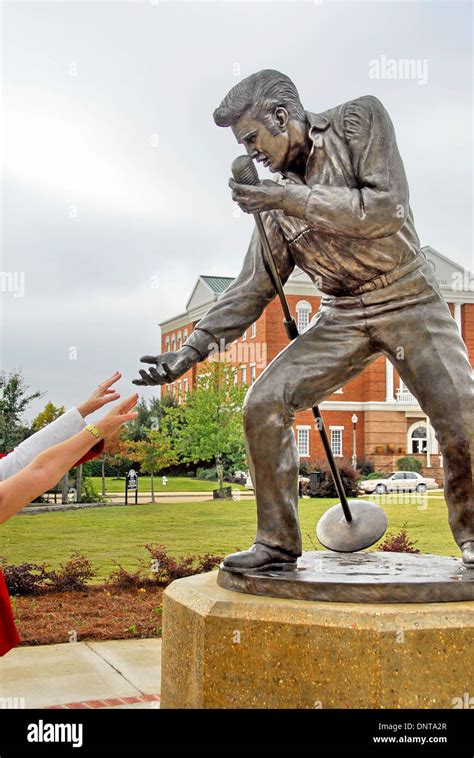 Statue of Elvis Presley at his Homecoming Concert in 1956 in Tupelo ...