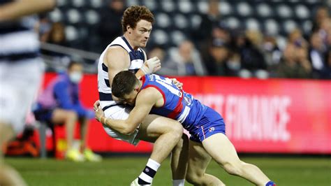 Western Bulldogs vs Geelong Cats: AFL live scores