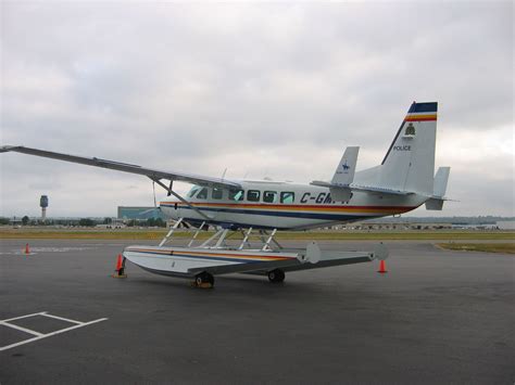 Image from https://upload.wikimedia.org/wikipedia/commons/0/00/RCMP_Cessna_Caravan_on_Floats.JPG ...