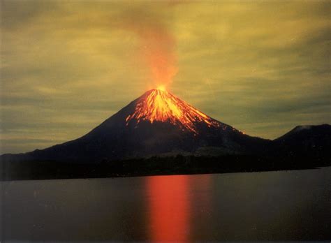 10 Most Active Volcanoes in The World | Volcanes, Mauna loa, Escénico