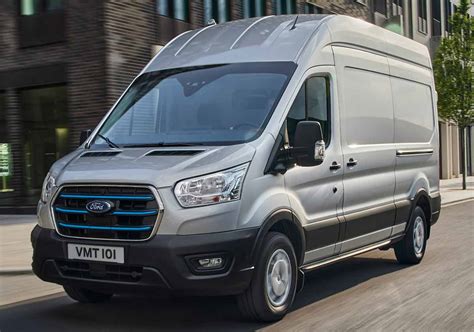 Ford Transit 2023 ganha versões automática, chassi e elétrica