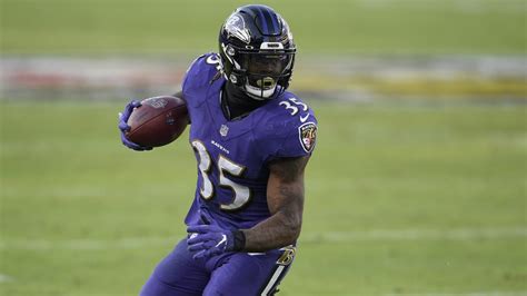 Ravens signing RB Gus Edwards to two-year, $10M extension through 2023